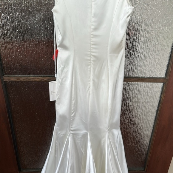 Mac Duggal
Feather Shoulder V-Neck Column Gown size 6 white NWT - Picture 14 of 15